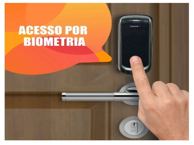 Fechadura digital em porta de entrada