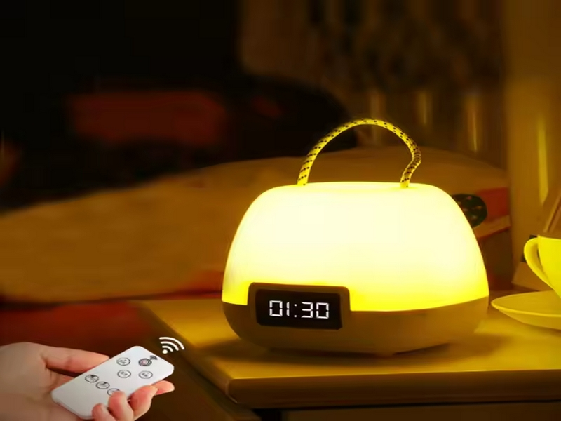 Luminária inteligente com design moderno controlada por aplicativo móvel.