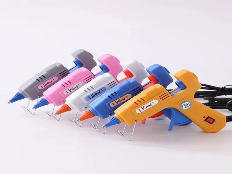 Pistola de cola quente para colar materiais recicláveis