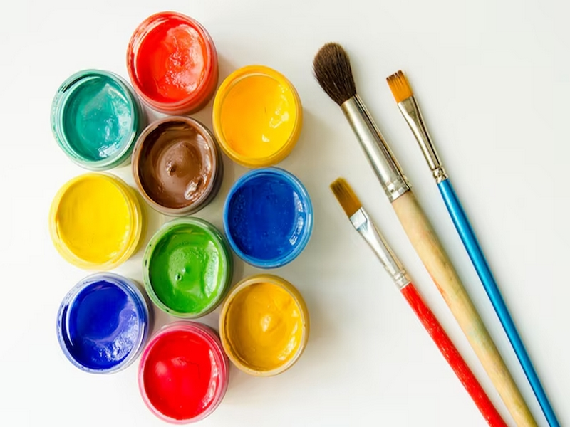 Tintas em diversas cores para personalização de objetos.